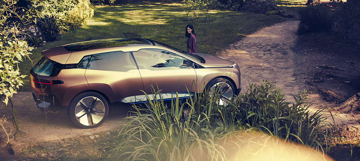 A BMW Vision iNEXT oldalnézetből A BMW Vision iNEXT egy parkban, oldalnézetből, útelágazásnál