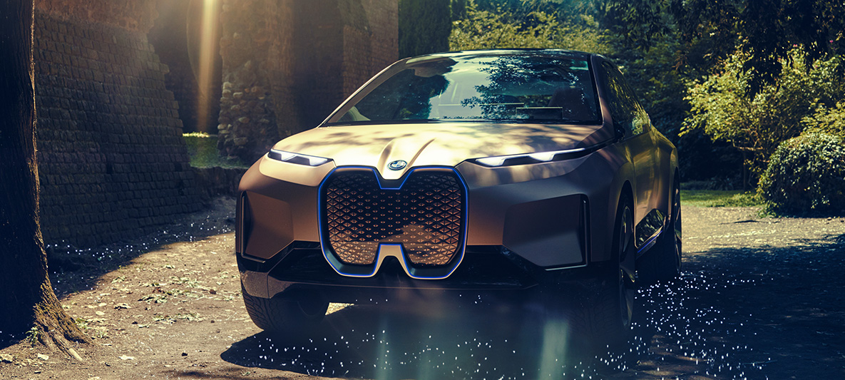 A BMW Vision iNEXT elölnézetből A BMW Vision iNEXT haladás közben, elölnézetből