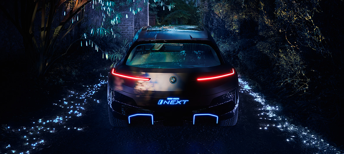 A BMW Vision iNEXT hátulnézetből A BMW Vision iNEXT hátulnézetből, piros hátsó lámpákkal, éjszaka
