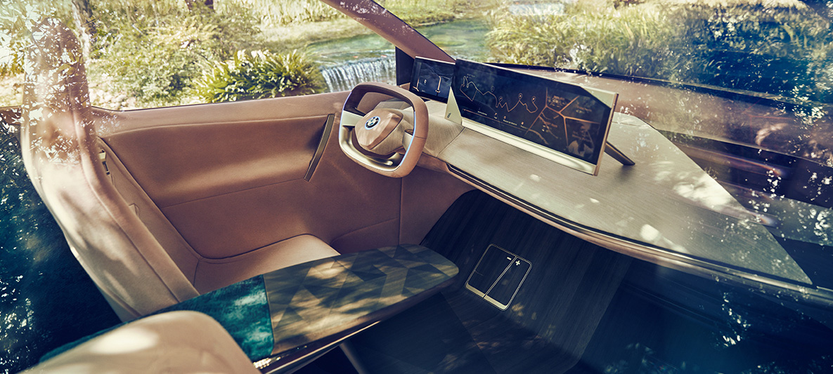 A BMW Vision iNEXT belső tere A BMW Vision iNEXT belső tere a vezetőhellyel és a kávézóasztallal
