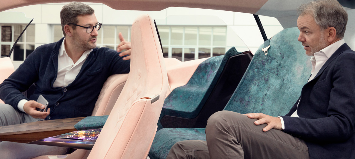 Adrian van Hooydonk a BMW Vision iNEXT-ben A BMW egyik dizájnere és Adrian van Hooydonk a BMW Vision iNEXT-ben