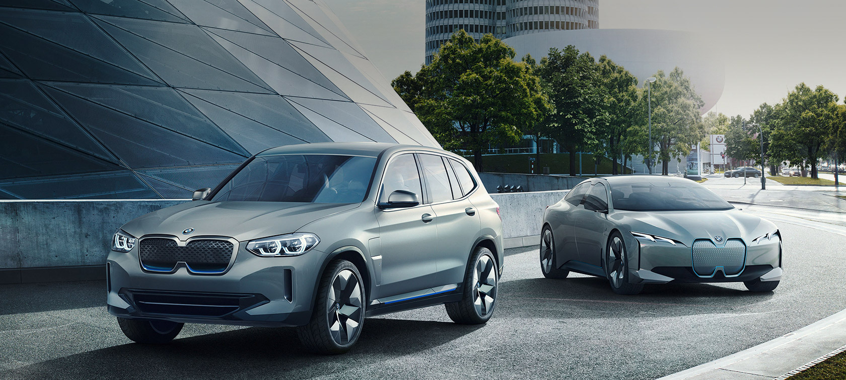 A BMW Concept iX3 és a BMW Vision iNEXT egy épület előtt BMW, kitekintés 2023-ra, a BMW Concept iX3 és a BMW Vision iNEXT egy épület előtt