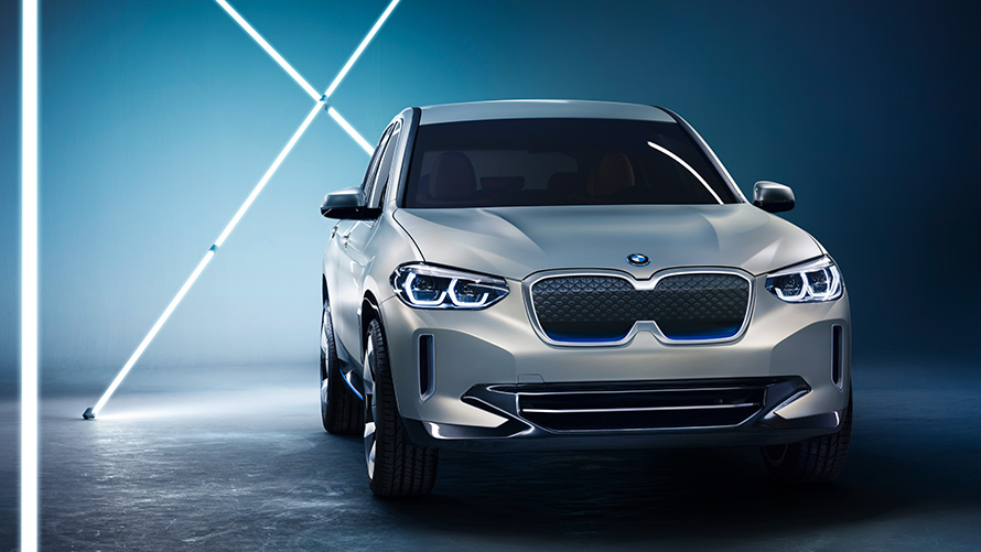 BMW iX3, stúdiófelvétel BMW Concept iX3, stúdiófelvétel, rézsútos elölnézet