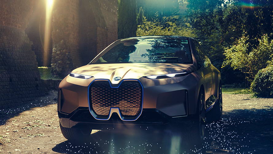 A BMW Vision iNEXT egy erdővel a háttérben A BMW Vision iNEXT egy erdővel a háttérben, rézsútos elölnézetből