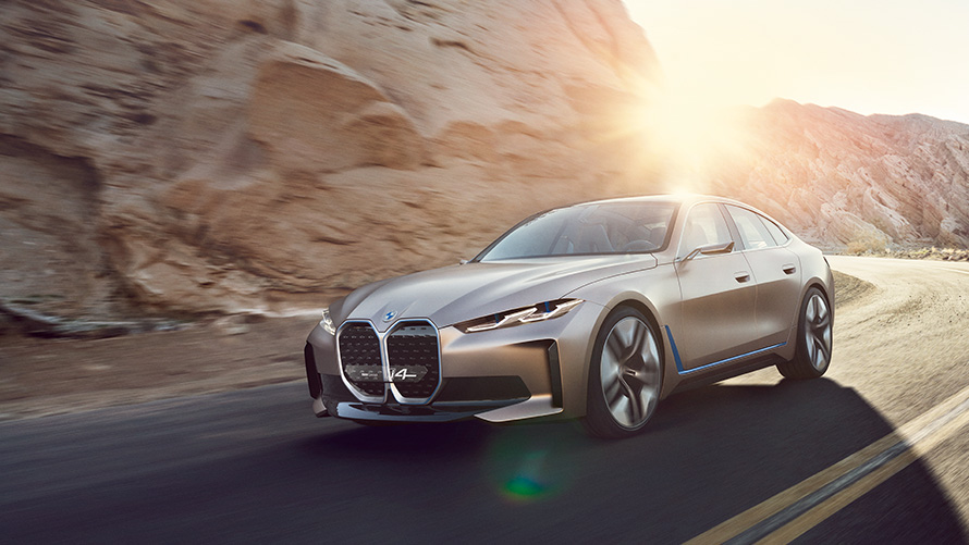 Egy BMW Concept i4 a havon Egy BMW Concept i4 a havon, rézsútos elölnézetből