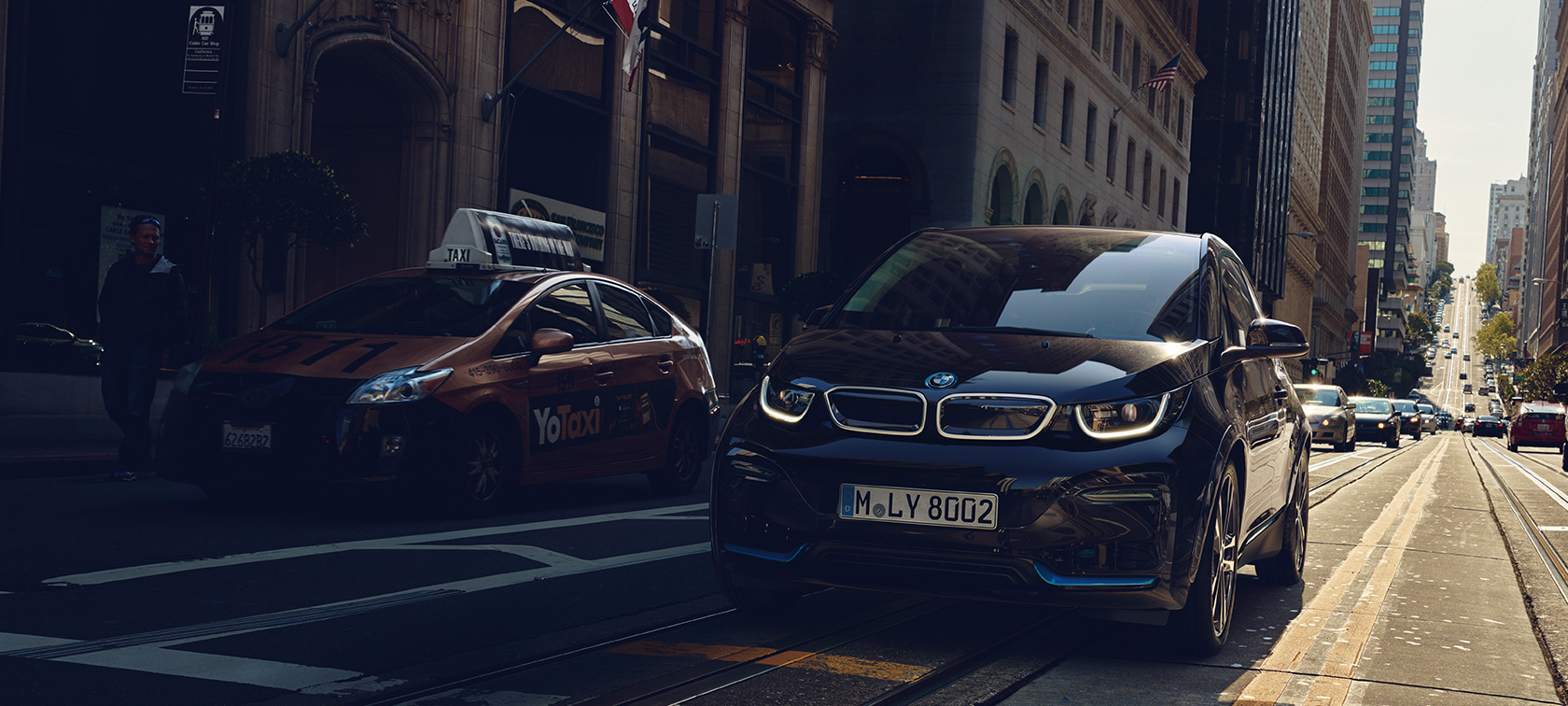 Egy BMW i3 az úton BMW elektromos autók, BMW i3, egy úton haladó autó rézsútos elölnézetből