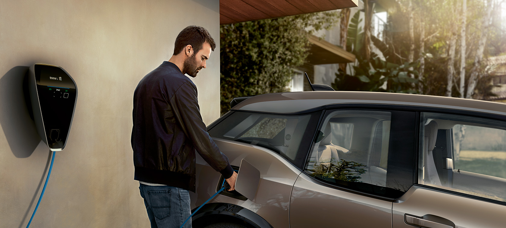 BMW i3s, egy férfi a töltőállomáson BMW töltés, BMW i3s, egy férfi a töltőállomáson