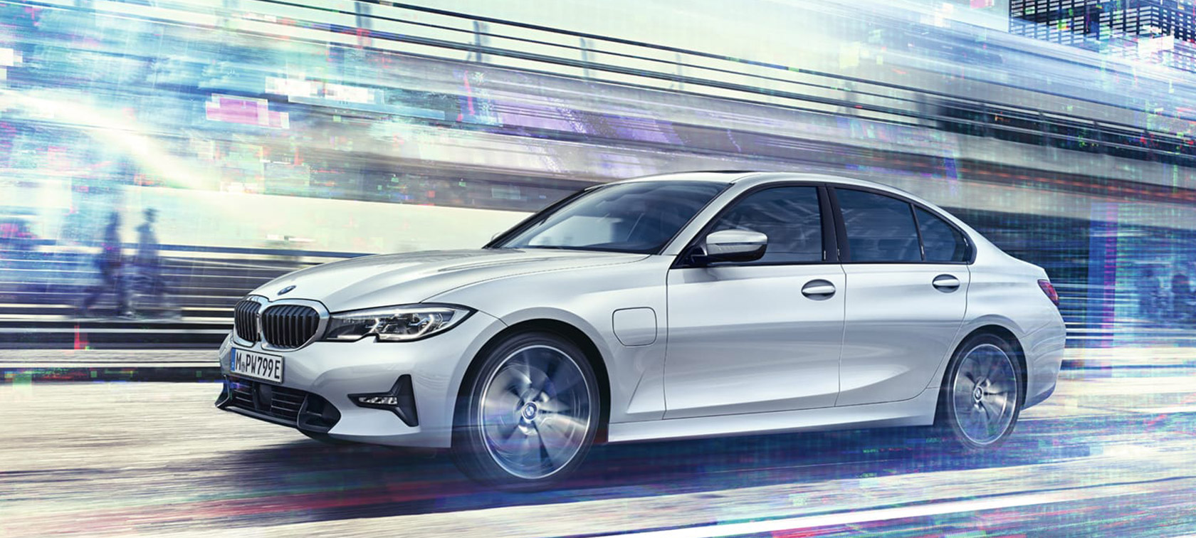 Egy BMW egy híd előtt BMW innovatív digitális szolgáltatások, egy BMW egy híd előtt, rézsútos nézetből