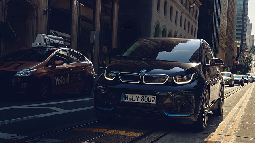 Egy BMW i3 az úton BMW elektromos autók, BMW i3, egy úton haladó autó rézsútos elölnézetből