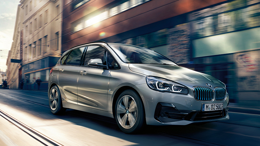 Egy BMW hibrid jármű az úton BMW plug-in hibridek, egy BMW hibrid jármű az úton, rézsútos elölnézetből
