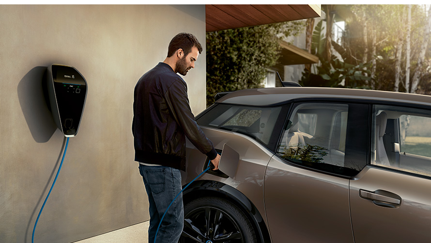 BMW i3s, egy férfi a töltőállomáson BMW töltés, BMW i3s, egy férfi a töltőállomáson