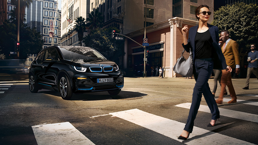 Egy BMW i3 városi városi környezetben BMW töltés a mindennapokban, egy BMW i3s városi környezetben