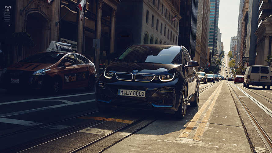 Egy BMW i3 az úton BMW villámtöltés, egy BMW i3s az úton