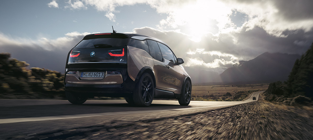 Egy BMW i3 hegyvidéki környezetben BMW hatótáv példa, egy BMW i3s hegyvidéki környezetben, rézsútos hátulnézetből