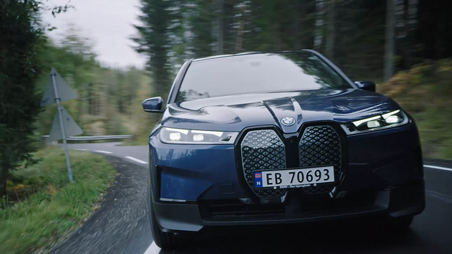 A BMW elektromos autók kényelmét és az általuk nyújtott vezetési élményt bemutató videó A BMW elektromos autók kényelmét és az általuk nyújtott vezetési élményt bemutató videó