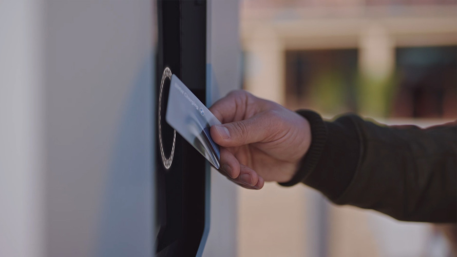 BMW elektromos autók, BMW iX, nyilvános töltés a BMW Charging hálózatába tartozó villámtöltő állomásokon, videó BMW elektromos autók, BMW iX, nyilvános töltés a BMW Charging hálózatába tartozó villámtöltő állomásokon, videó