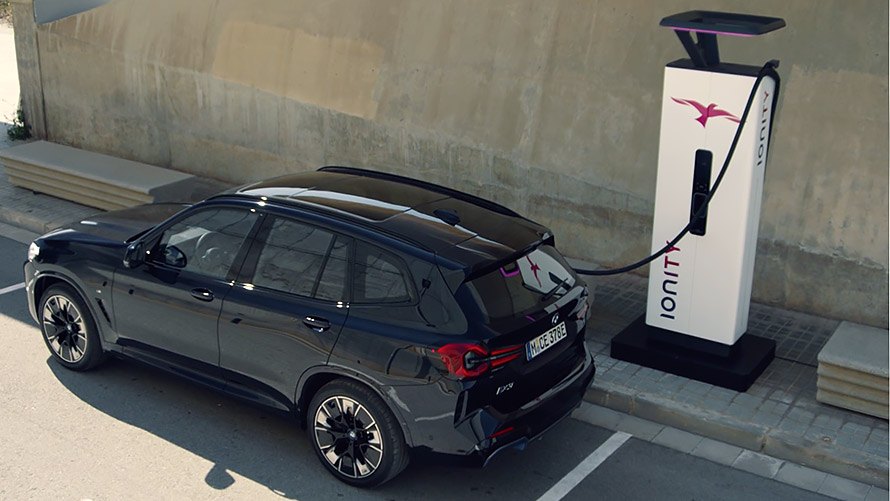 BMW elektromos autók, BMW iX3, nyilvános töltés a BMW Charging hálózatába tartozó villámtöltő állomásokon, videó BMW elektromos autók, BMW iX3, nyilvános töltés a BMW Charging hálózatába tartozó villámtöltő állomásokon, videó