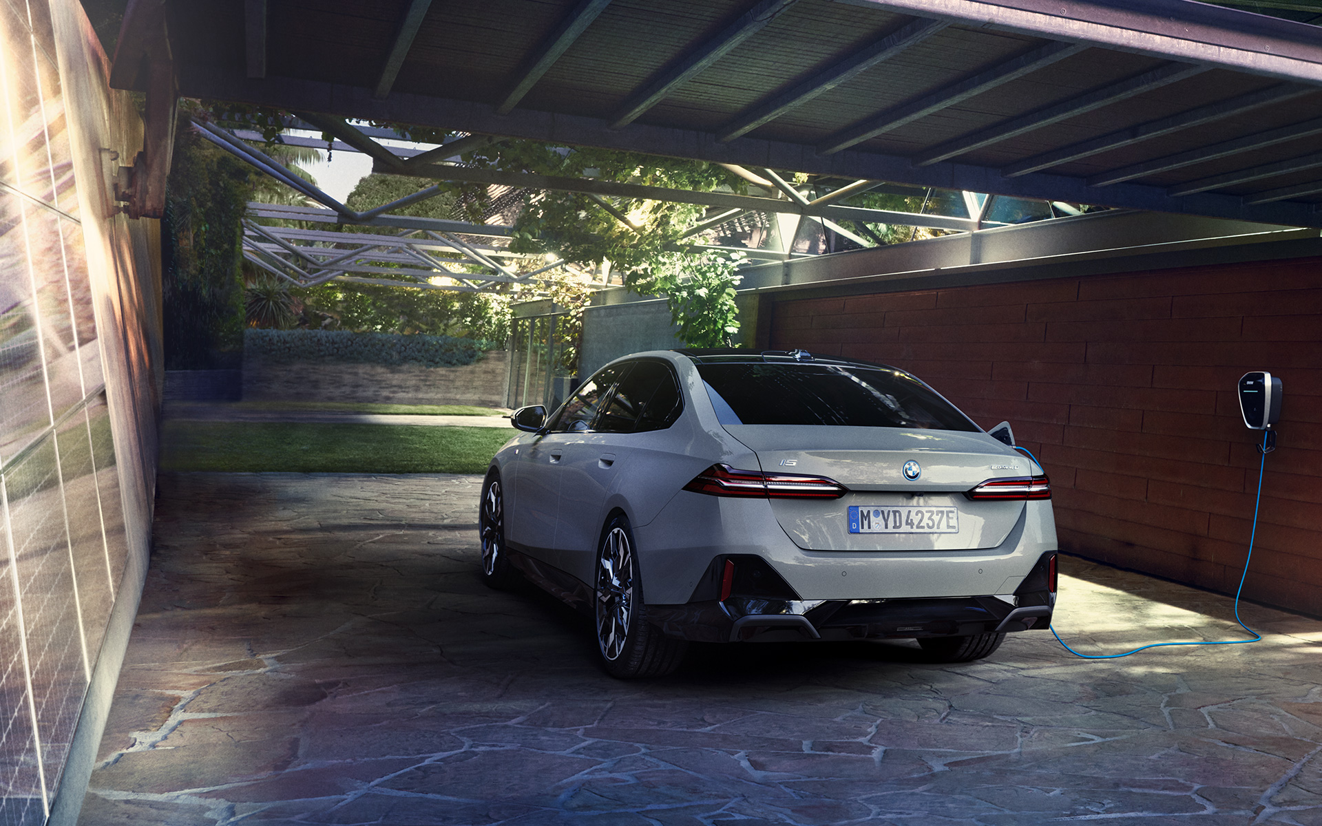Otthoni töltés napenergiából nyert árammal, BMW i5 eDrive40, G60, rézsútos hátulnézet