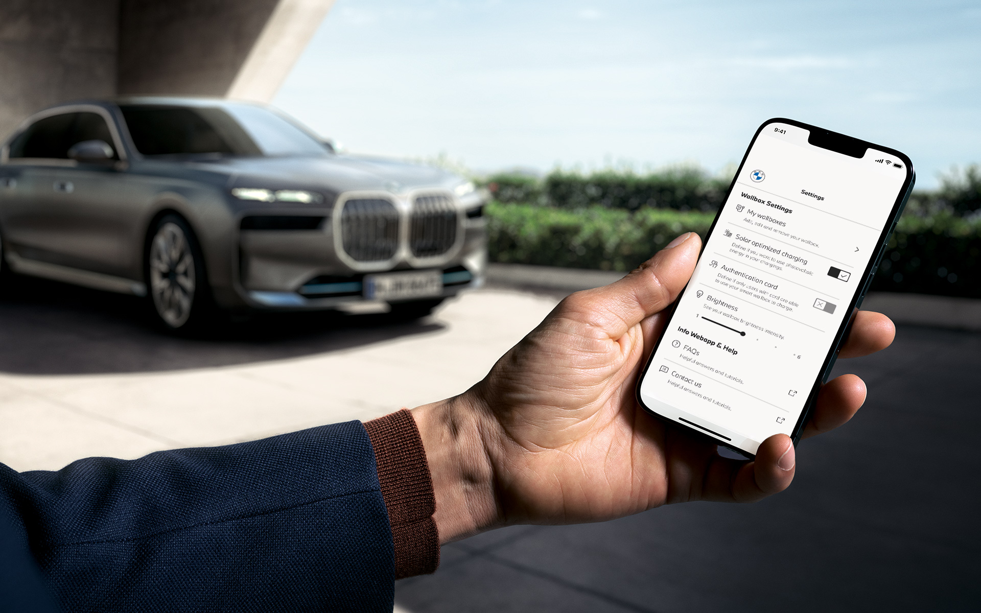 BMW i7, G70, egy okostelefon a My BMW app felületével