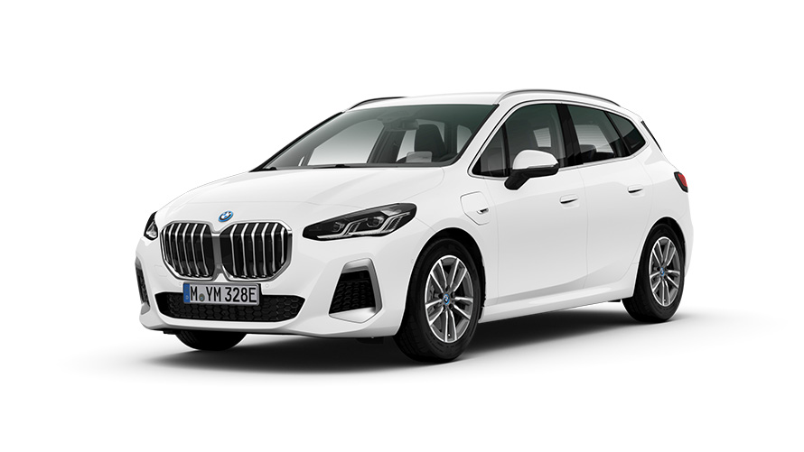 BMW 230e xDrive, U6 PHEV, egy álló autó rézsútos elölnézetből