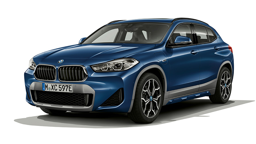 BMW X2 xDrive25e, F39 PHEV, egy álló autó rézsútos elölnézetből
