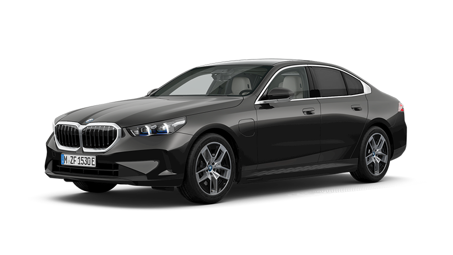 BMW 5 Limousine, G60 PHEV, egy álló autó rézsútos elölnézetből