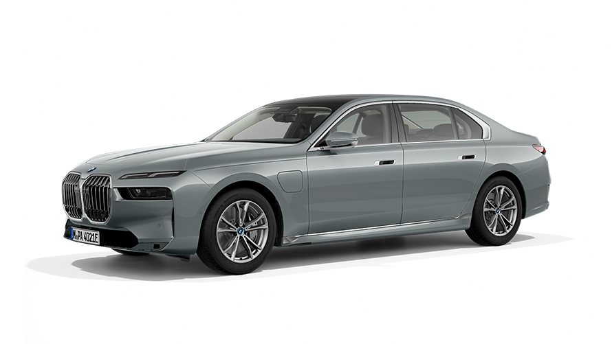 BMW M750e xDrive, G70 PHEV, egy álló autó rézsútos elölnézetből