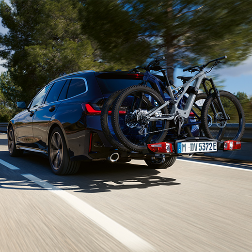 BMW 3 Touring, G21 PHEV, egy kerékpárokkal megrakott autó rézsútos hátulnézetből