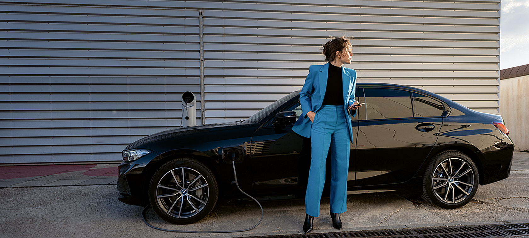 BMW G60 PHEV, egy töltés alatt álló autó