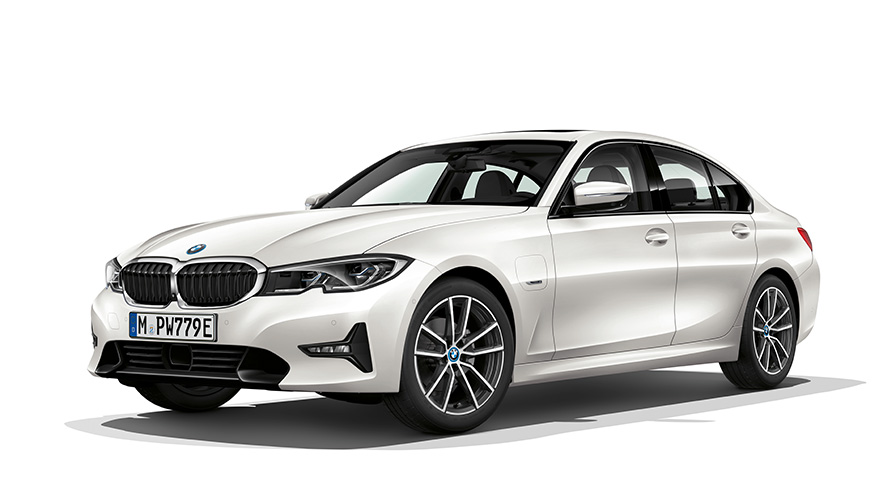 BMW 5 Limousine, plug-in hibrid, rézsútos elölnézet BMW 3 Limousine, plug-in hibrid, stúdiófelvétel, rézsútos elölnézet