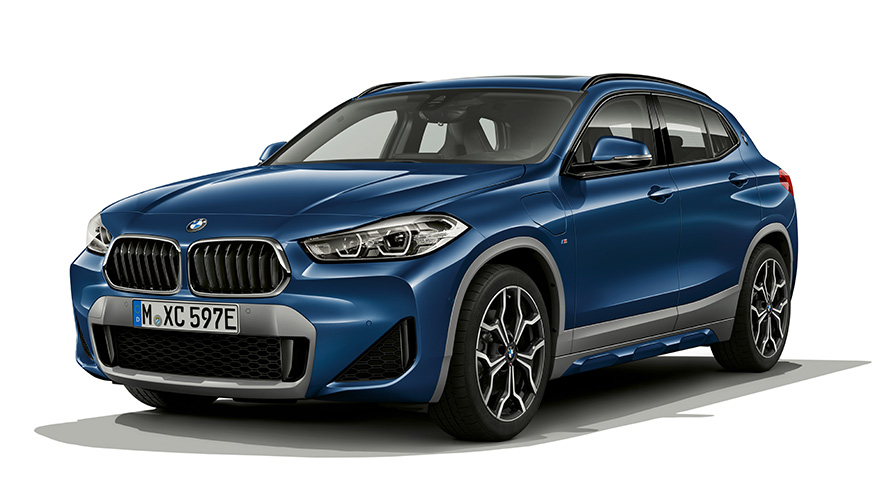 BMW X2 xDrive25e PHEV car three-quarter front view BMW X2 xDrive25e PHEV car studio shot three-quarter front view