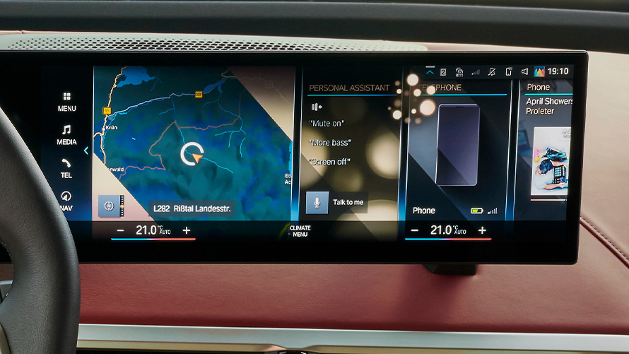 A BMW Curved Display kijelző a BMW Intelligent Personal Assistant animációjával A BMW Curved Display kijelző a BMW Intelligent Personal Assistant animációjával