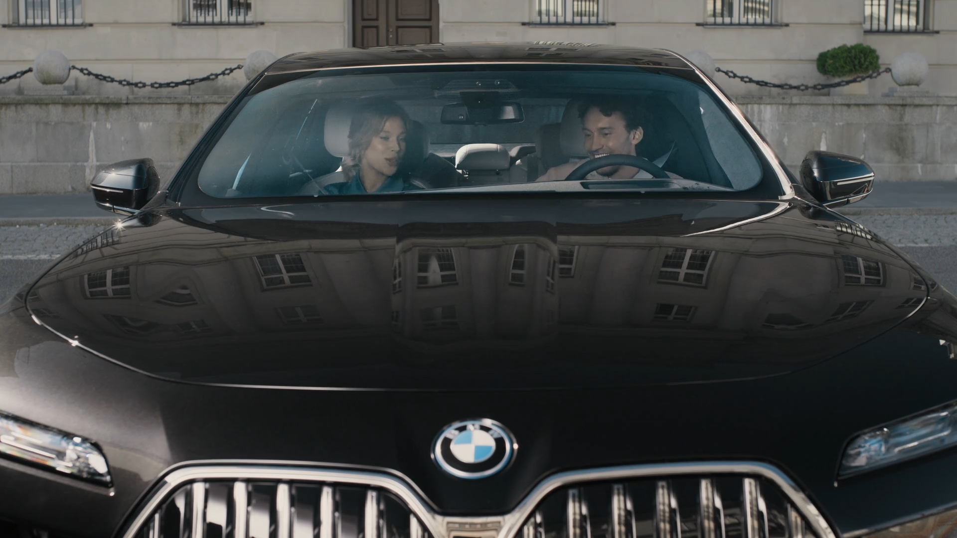 BMW iDrive Challenge városnézés BMW iDrive Challenge városnézés, G70, két, szemből látható személy a BMW Curved Display kijelzőt nézi
