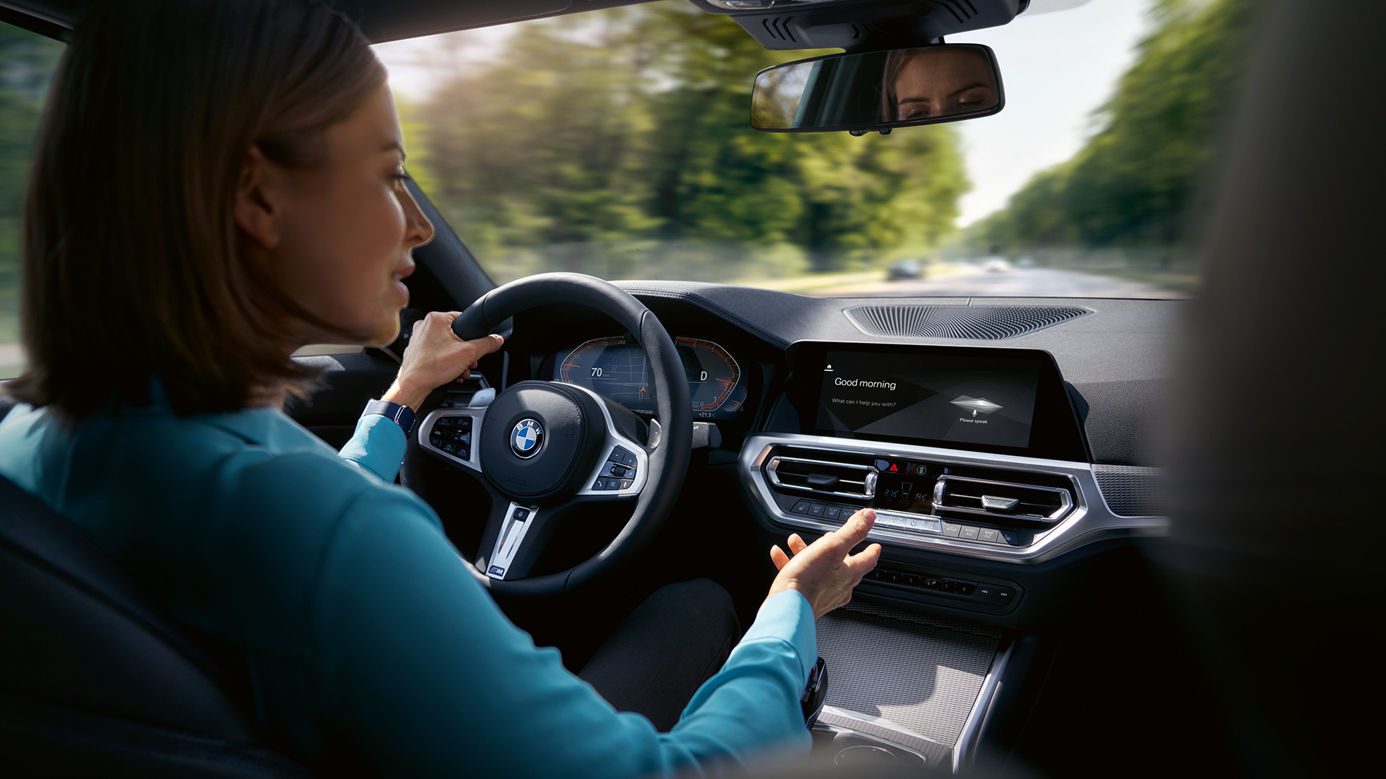 Egy nő a BMW Intelligent Personal Assistantet használja a BMW-jében Egy nő a BMW ConnectedDrive Intelligent Personal Assistantet használja a BMW-jében