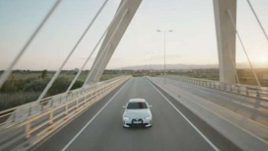BMW IconicSounds Electric, egy hídon haladó BMW BMW IconicSounds Electric, egy hídon haladó BMW