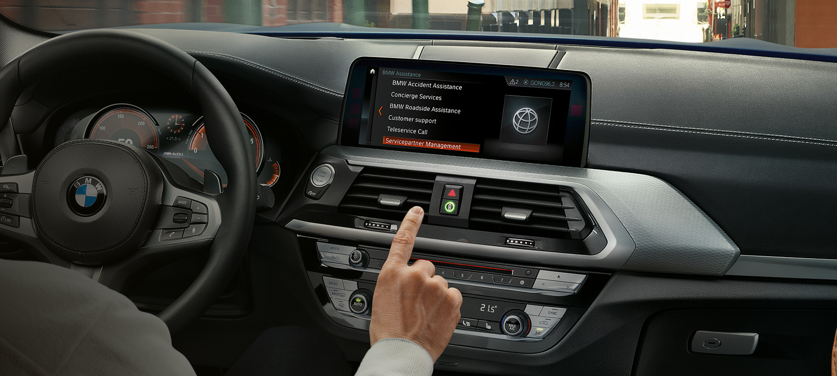 Egy BMW belső fotója a központi kijelzővel Egy BMW belső fotója, amelyen a központi kijelzőn zajló hívás látható.