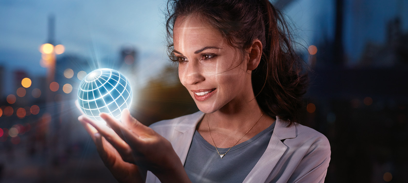 BMW ConnectedDrive funkciók Egy nő egy BMW ConnectedDrive glóbuszt tart a kezében