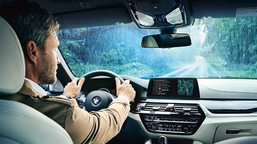 Valós idejű közlekedési információk Egy férfi a Valós idejű közlekedési információk szolgáltatást használja a BMW kijelzőjén