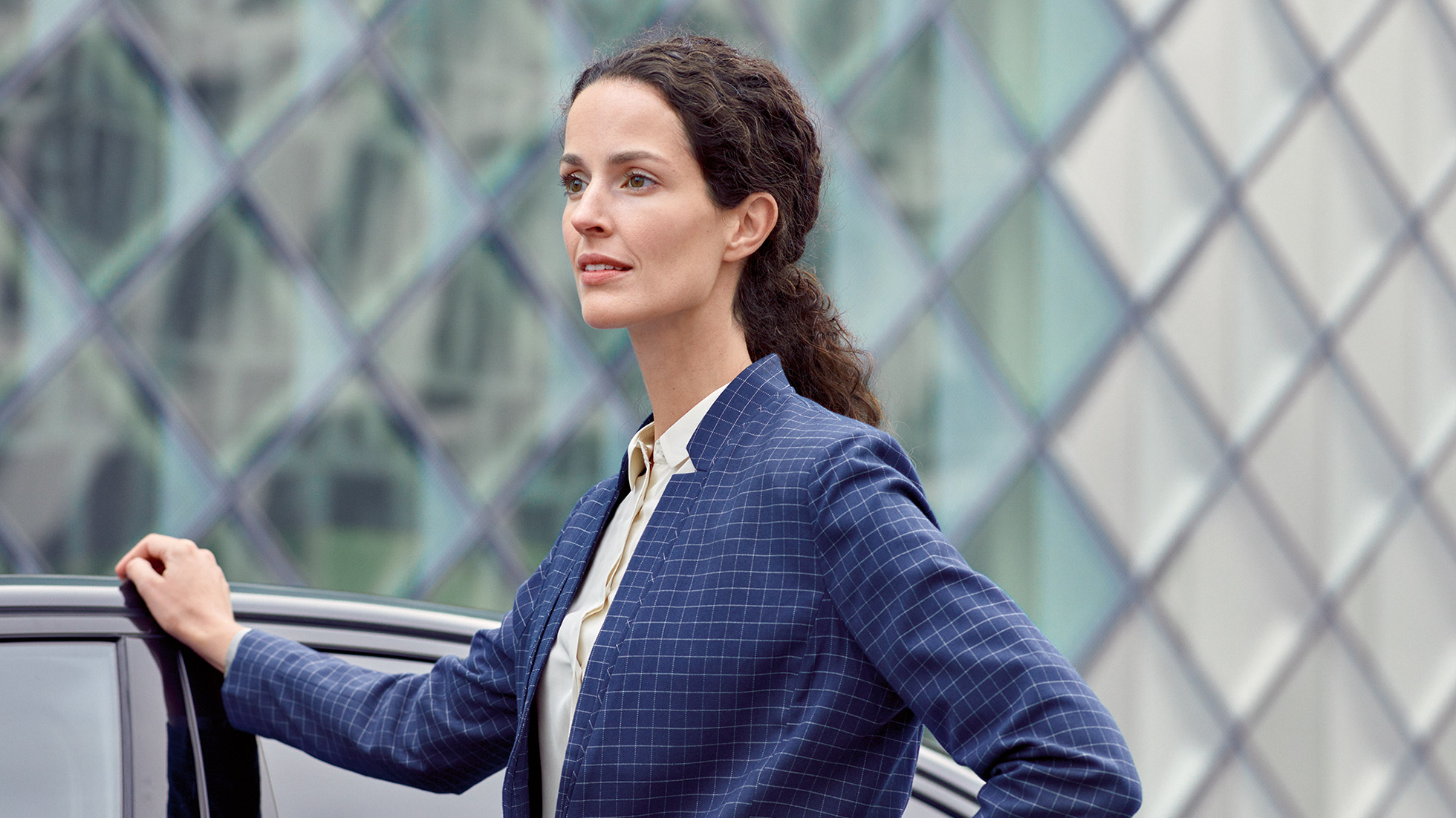 BMW Corporate Aftersales, BMW ConnectedDrive BMW ConnectedDrive: Egy nő áll egy BMW előtt