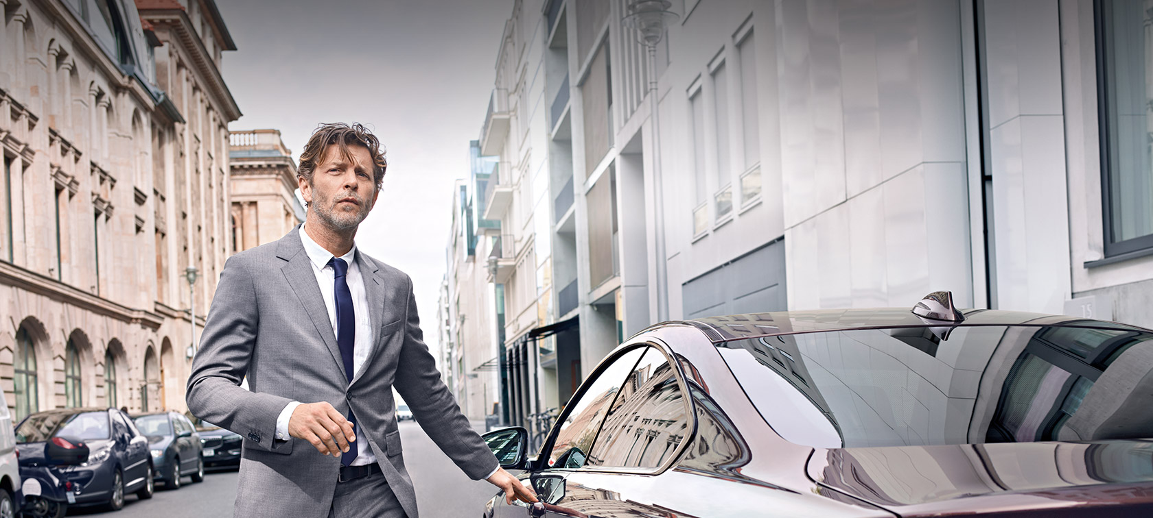 BMW Corporate Aftersales BMW Corporate Aftersales: Egy férfi beszáll BMW-jébe