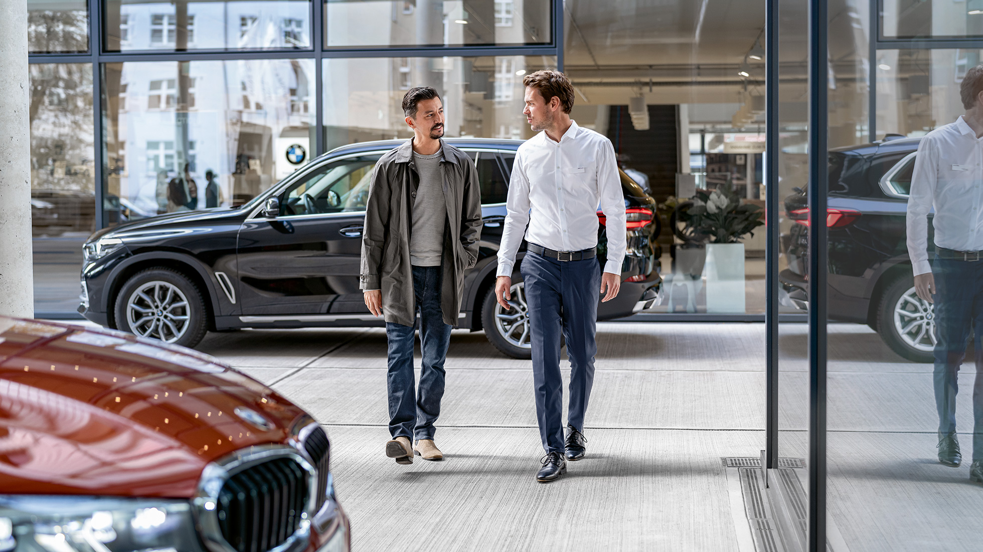 BMW Service, előjegyzés, BMW szervizajánlat A BMW márkaszerviz alkalmazottja egy BMW márkakereskedőnél