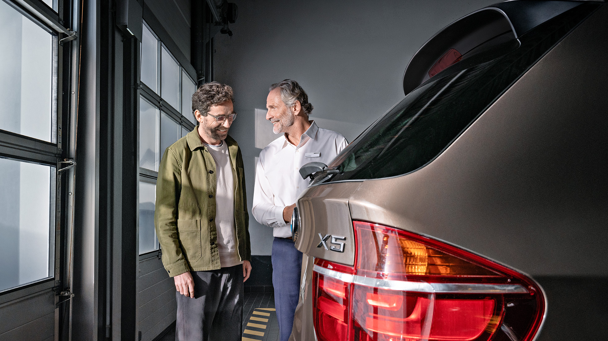 BMW Service, BMW Value Service BMW Service, BMW Value Service, egy férfi egy BMW márkakereskedőnél