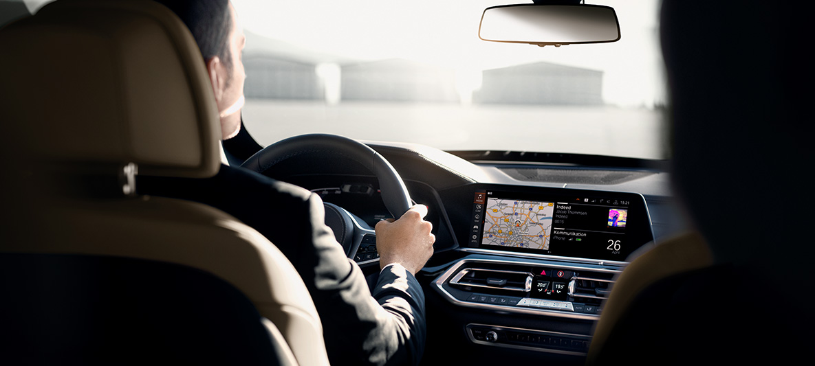 BMW Biztonsági Járművek, Biztonságigépjármű-vezetői Tréning, belső tér BMW Biztonsági Járművek, Biztonságigépjármű-vezetői Tréning, belső tér, egy férfi egy BMW-t vezet