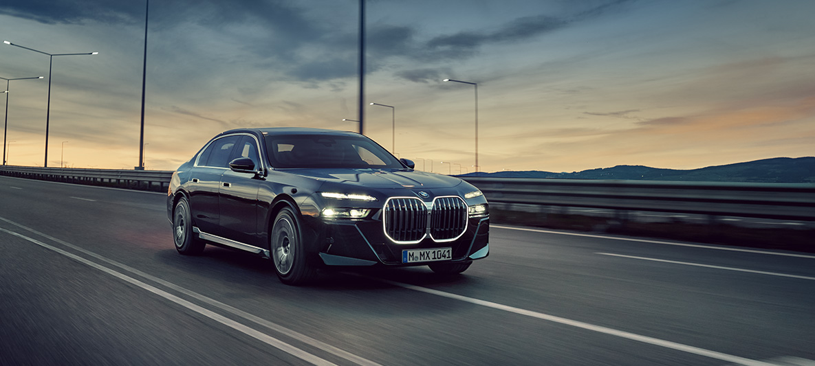 BMW Biztonsági Járművek, Biztonságigépjármű-vezetői Tréning, külső BMW Biztonsági Járművek, Bizotonságigépjármű-vezetői Tréning, külső, egy BMW halad az utcán