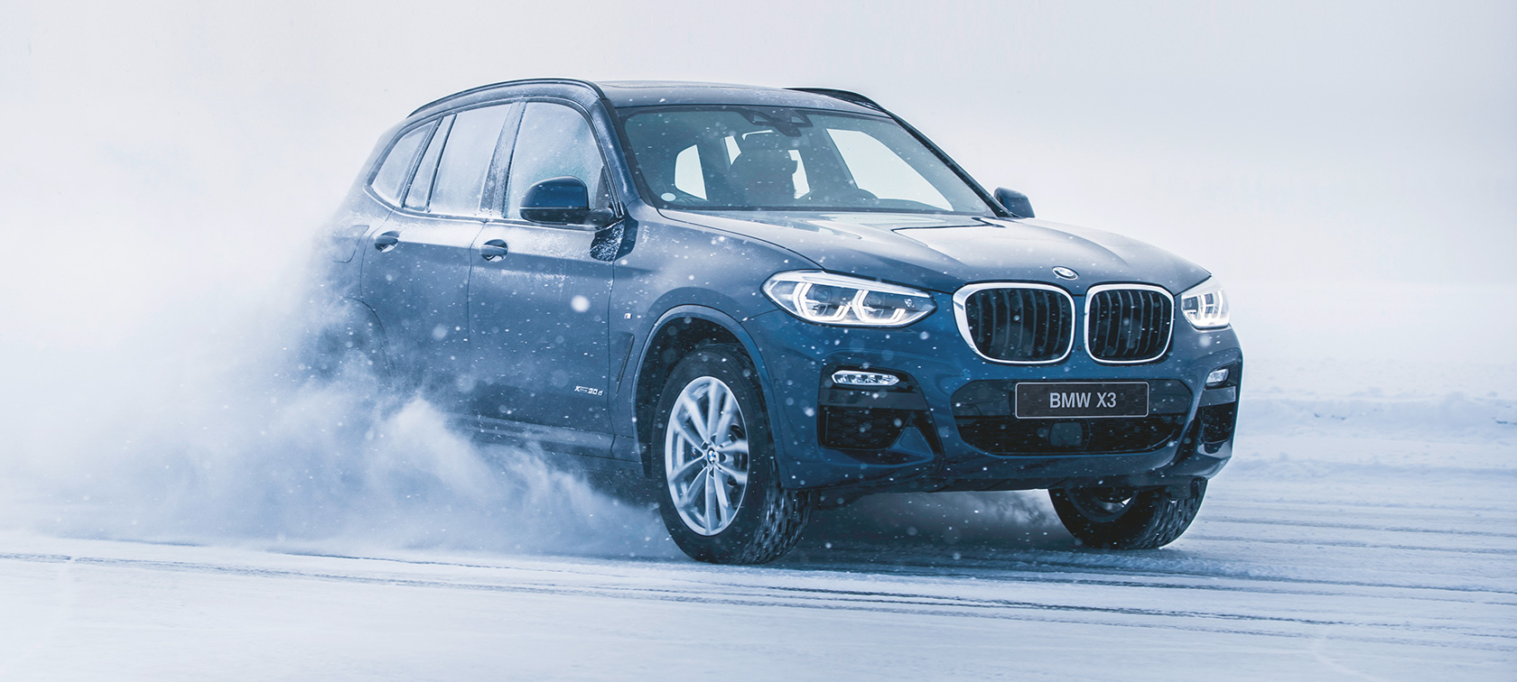 BMW őszi és téli tartozékok Egy férfi kocog az erdőben egy BMW mellett