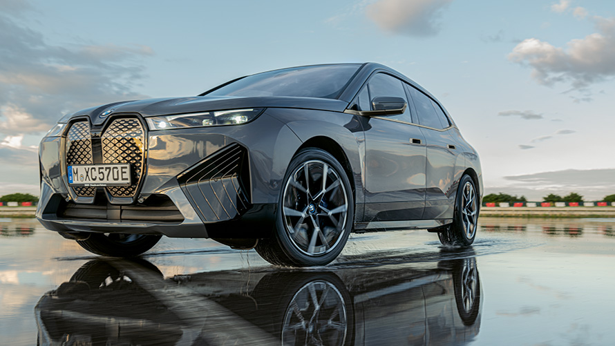 BMW keréktárcsák, egy vizes úton, rézsútos elölnézetből látható BMW iX (i20) BMW keréktárcsák, egy vizes úton, rézsútos elölnézetből látható BMW iX (i20)