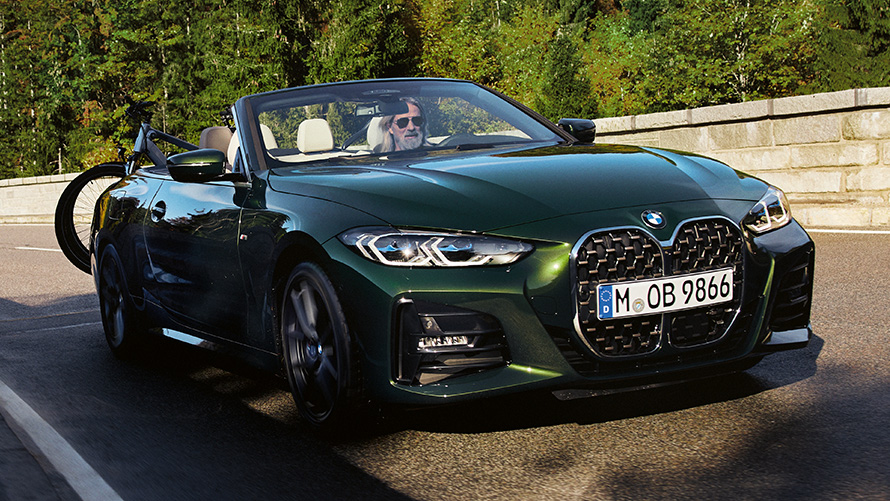 Egy nyári környezetben látható, komplett BMW nyári kerekekkel ellátott BMW 4 Cabrio (G23) Egy nyári környezetben látható, komplett BMW nyári kerekekkel ellátott BMW 4 Cabrio (G23)