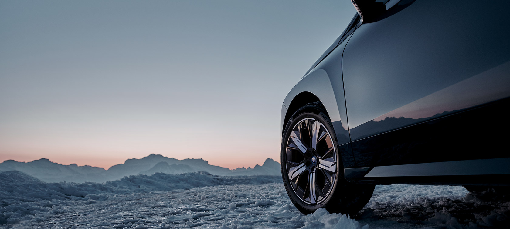 Eredeti BMW Keréktárcsák egy vizes úton haladó BMW i4-en (G26 BEV) Eredeti BMW Keréktárcsák egy vizes úton haladó BMW i4-en (G26 BEV)