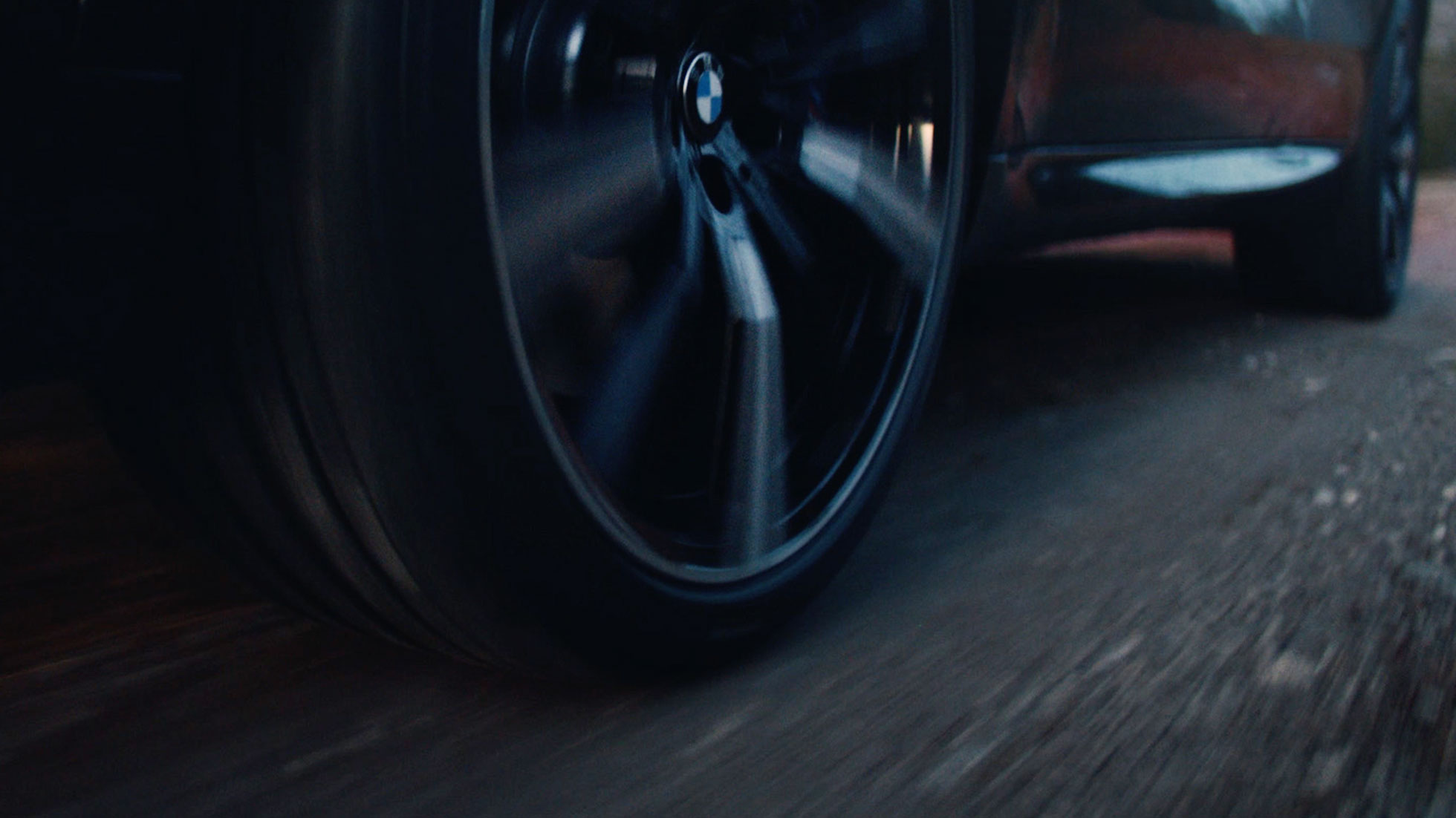 Egy forgó, BMW logóval ellátott BMW keréktárcsa Egy forgó, BMW logóval ellátott BMW keréktárcsa