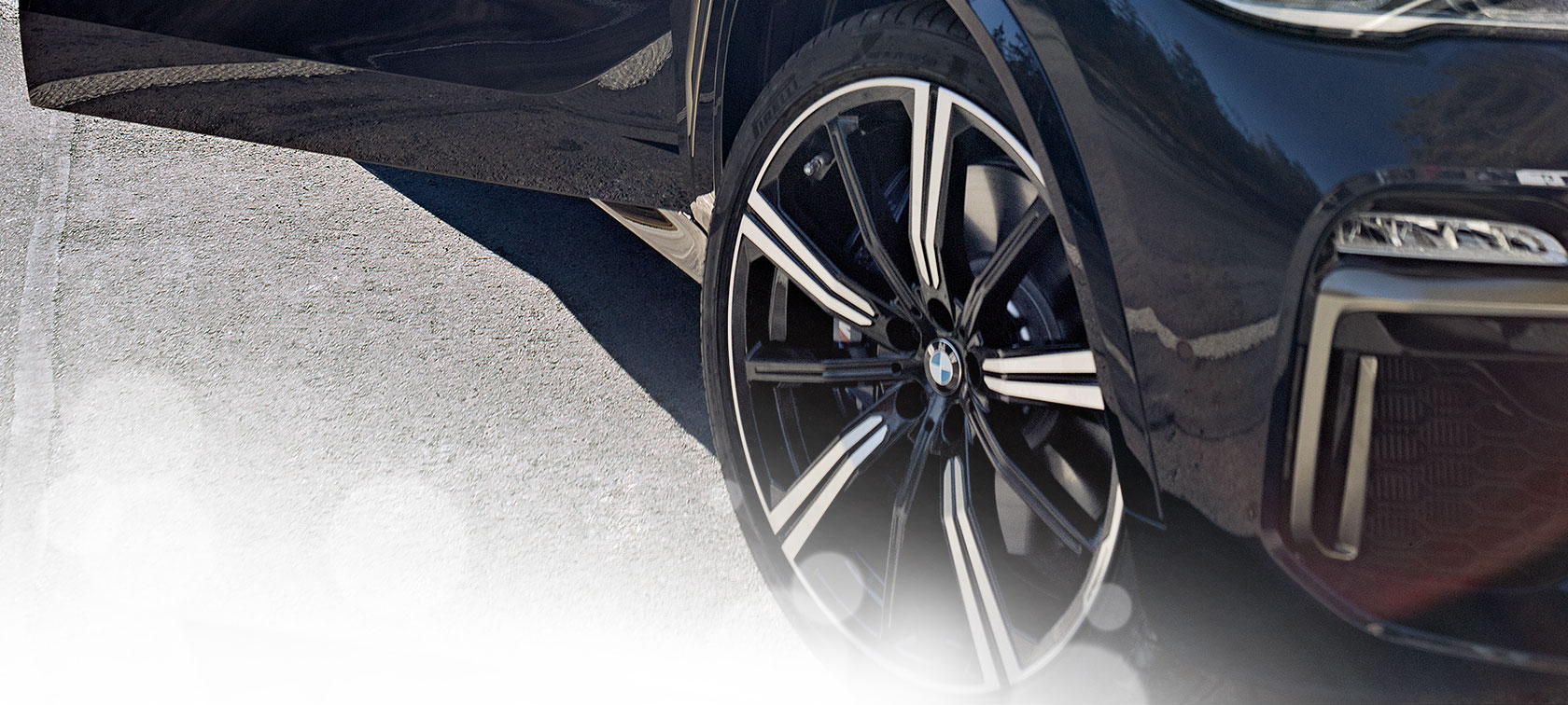 Egy BMW keréktárcsa közelről. Egy BMW keréktárcsa közelről.